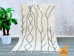 Experience the elegance of Azilal rugs, hand-woven Berber rugs made from natural wool, adding warmth and elegance to any space.