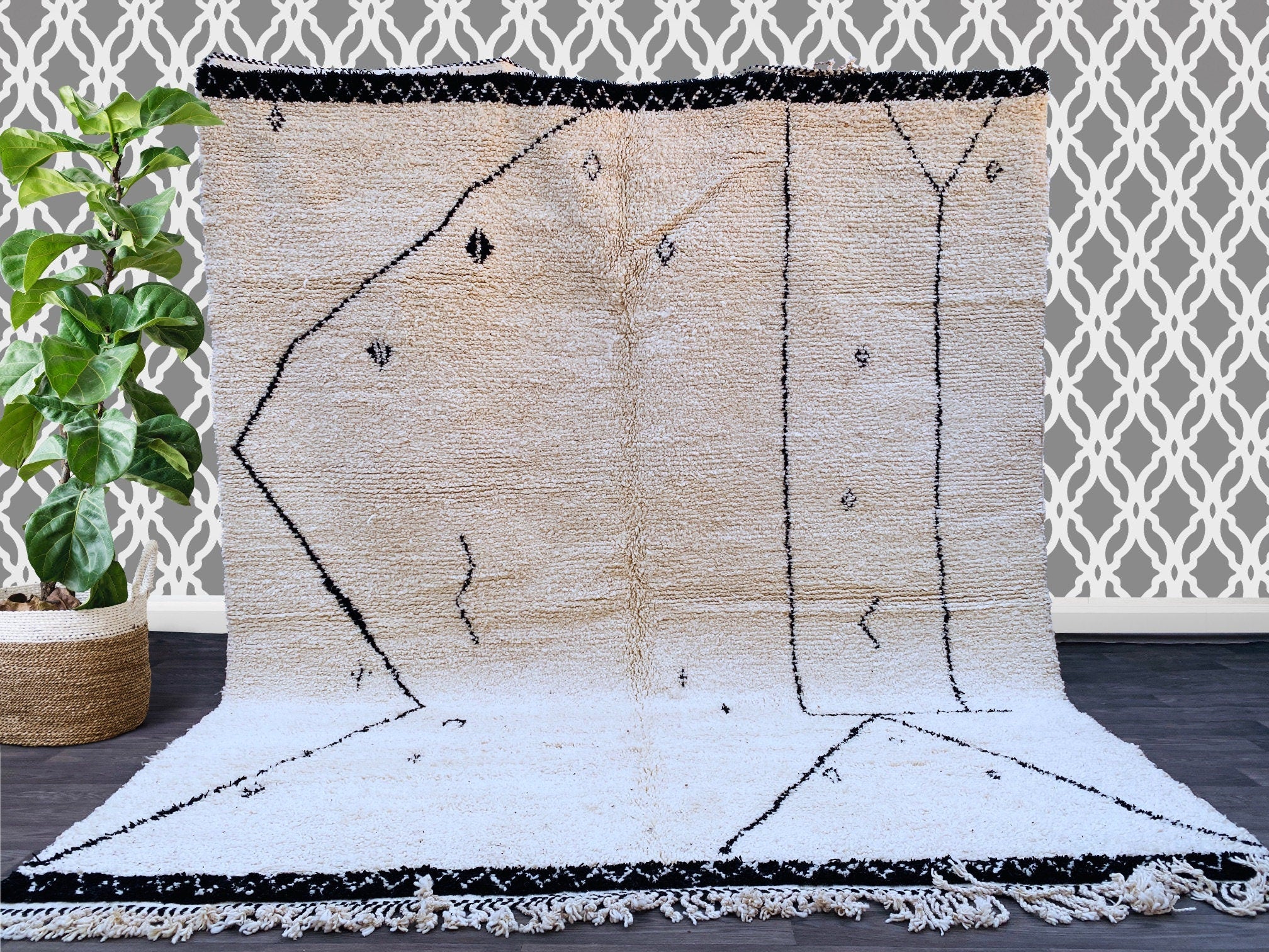 Lleva el encanto del norte de África a tu hogar con una alfombra bereber personalizada, elaborada a mano por expertos tejedores. Fabricada con lana natural de cordero, esta alfombra ofrece suavidad y resistencia, ideal para zonas de alto tráfico. Su diseño tradicional, con motivos geométricos y tonos neutros, se adapta a decoraciones modernas, rústicas o bohemias. Al ser una pieza artesanal, cada detalle es único, convirtiéndola en una inversión duradera y llena de carácter. Elige el tamaño perfecto y trans