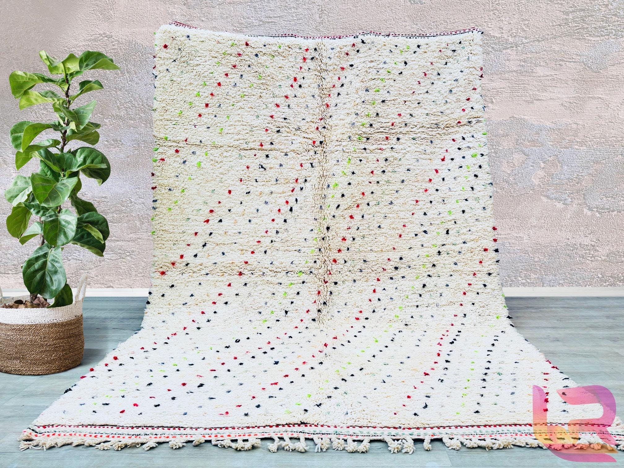 Beni Ourain rugs are among the most comfortable Moroccan rugs you’ll ever experience. Crafted from 100% undyed sheep wool, these handmade wool rugs are designed for those who truly appreciate the beauty of nature. They embody warmth and luxury, making them a perfect addition to any space.
Each Beni Ourain rug features a signature style characterized by geometric designs, offering a timeless appeal that complements various interior styles. Additionally, you’ll find intricate symbols woven into the fabric