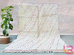 Beni Ourain rugs are among the most comfortable Moroccan rugs you’ll ever experience. Crafted from 100% undyed sheep wool, these handmade wool rugs are designed for those who truly appreciate the beauty of nature. They embody warmth and luxury, making them a perfect addition to any space.
Each Beni Ourain rug features a signature style characterized by geometric designs, offering a timeless appeal that complements various interior styles. Additionally, you’ll find intricate symbols woven into the fabric