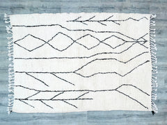 Experience the elegance of Azilal rugs, hand-woven Berber rugs made from natural wool, adding warmth and elegance to any space.