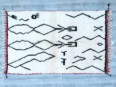 157 x 259 cm = 5.2 x 8.5 FT Vintage Moroccan Beni Ourain Rug – Ivory Background with Black Geometric Designs, Handwoven by Berber Artisans