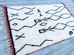 157 x 259 cm = 5.2 x 8.5 FT Vintage Moroccan Beni Ourain Rug – Ivory Background with Black Geometric Designs, Handwoven by Berber Artisans