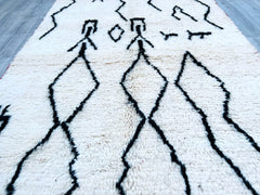 157 x 259 cm = 5.2 x 8.5 FT Vintage Moroccan Beni Ourain Rug – Ivory Background with Black Geometric Designs, Handwoven by Berber Artisans
