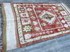 148x277 cm = 4.9 x 9.1 Timeless Vintage Moroccan Rug – Handwoven Berber Carpet