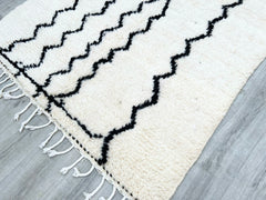 151 x 259 cm = 5 x 8.5 FT Zigzag Authentic large Moroccan beni mguild berber Black rug, boho rug, wool rug, Tapis, marokko teppich