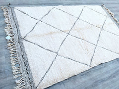 165 x 260 cm = 5.4 x 8.5 FT Diamonds Moroccan Rug with Tribal Diamond and Zigzag Motifs – Unique and Artistic, Handwoven by Berber Artisans