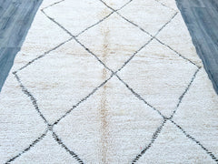 165 x 260 cm = 5.4 x 8.5 FT Diamonds Moroccan Rug with Tribal Diamond and Zigzag Motifs – Unique and Artistic, Handwoven by Berber Artisans
