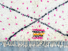 156 x 205 cm = 5.1 x 6.7 FT Diamonds Pink Dots Handwoven Moroccan Rug with Tribal Symbols – Natural Wool, Soft Texture, Ideal for Living Rooms and Bedrooms