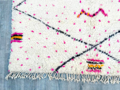 156 x 205 cm = 5.1 x 6.7 FT Diamonds Pink Dots Handwoven Moroccan Rug with Tribal Symbols – Natural Wool, Soft Texture, Ideal for Living Rooms and Bedrooms