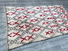 155x273 cm = 5.1 x 9.0 Timeless Vintage Moroccan Rug – Handmade Berber Beauty