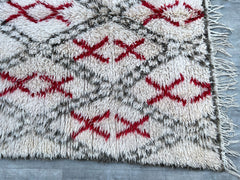 155x273 cm = 5.1 x 9.0 Timeless Vintage Moroccan Rug – Handmade Berber Beauty