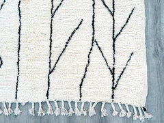 Experience the elegance of Azilal rugs, hand-woven Berber rugs made from natural wool, adding warmth and elegance to any space.