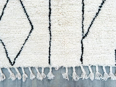 Experience the elegance of Azilal rugs, hand-woven Berber rugs made from natural wool, adding warmth and elegance to any space.