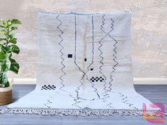 Lleva la esencia de Marruecos a tu casa con una alfombra bereber tejida a mano, elaborada con técnicas ancestrales. Fabricada en lana natural, ofrece suavidad y resistencia, perfecta para zonas de alto tráfico. Sus patrones geométricos y colores neutros (blanco, negro o beige) la convierten en una pieza versátil para decorar salones, habitaciones o despachos. Cada alfombra cuenta una historia única, siendo parte de la herencia cultural bereber. Disfruta de un diseño artesanal, ecológico y atemporal que nunc