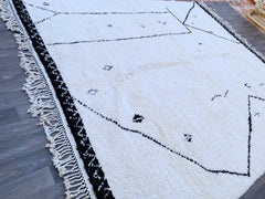 Embellece tu hogar con una alfombra marroquí de lana, tejida a mano con técnicas ancestrales bereberes. Su lana de cordero genuina proporciona una textura suave y cálida, perfecta para crear ambientes acogedores. Con diseños que van desde líneas negras sobre fondo blanco hasta motivos geométricos intrincados, estas alfombras son versátiles y elegantes. Ideales para salones, dormitorios o espacios de meditación, cada pieza refleja la rica herencia cultural marroquí. Personaliza tu alfombra y disfruta de una 
